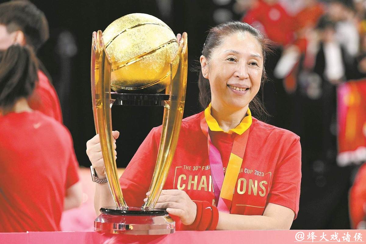 郑薇场边督战亲自登场,广东女篮16分优势再取六连胜 郑薇场边督战亲自登场,广东女篮16分优势再取六连胜