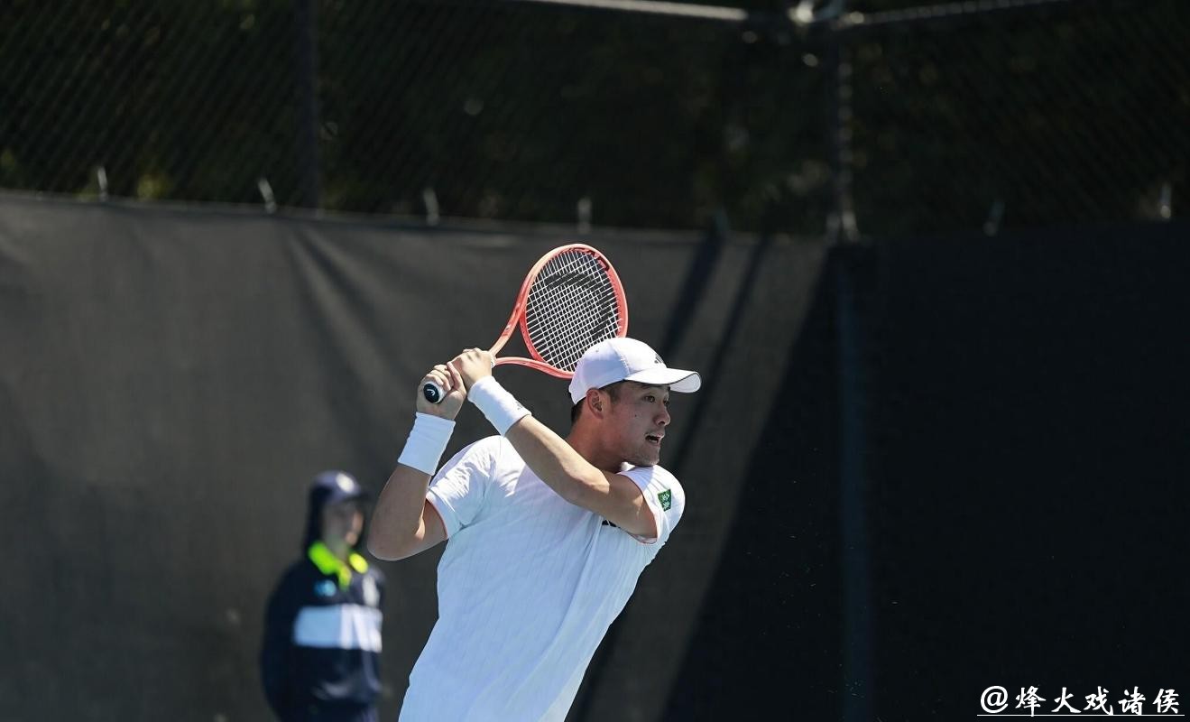 澳网丨让二追三失败！吴易昺2-3惜败斯皮齐里，无缘晋级下一轮！